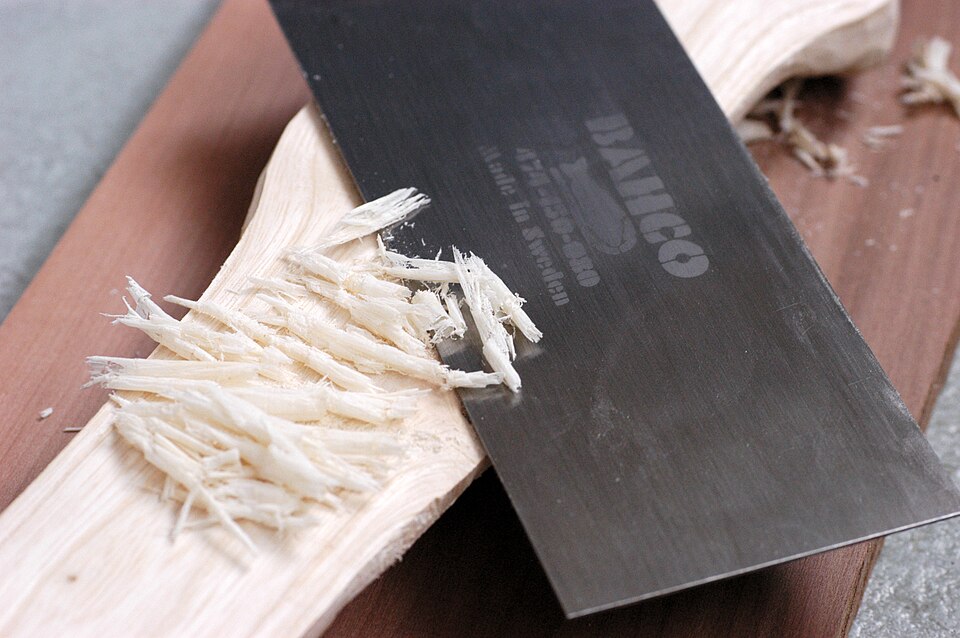 Card scraper with wood shavings